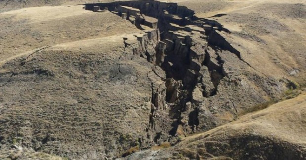 Massive-crack-in-the-Earth-opens-up-suddenly-in-Wyomings-Bighorn-Mountains